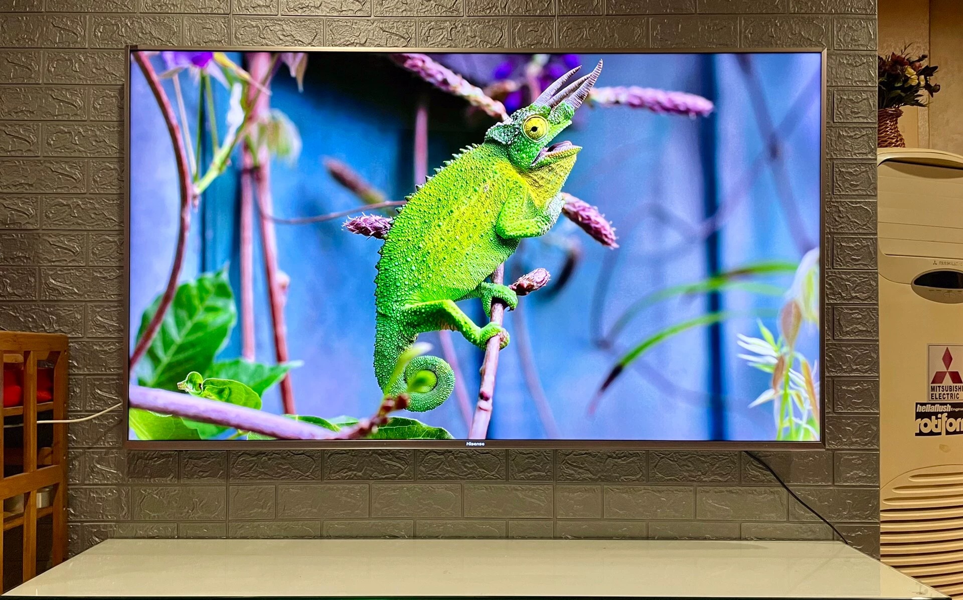 出个人自用闲置海信65寸ULED网络智能超画质液晶电视，型号LED65MU7000U，购买一年多开机仅个位数基本没怎么用，成色基本全新，海信高端机，整体效果好